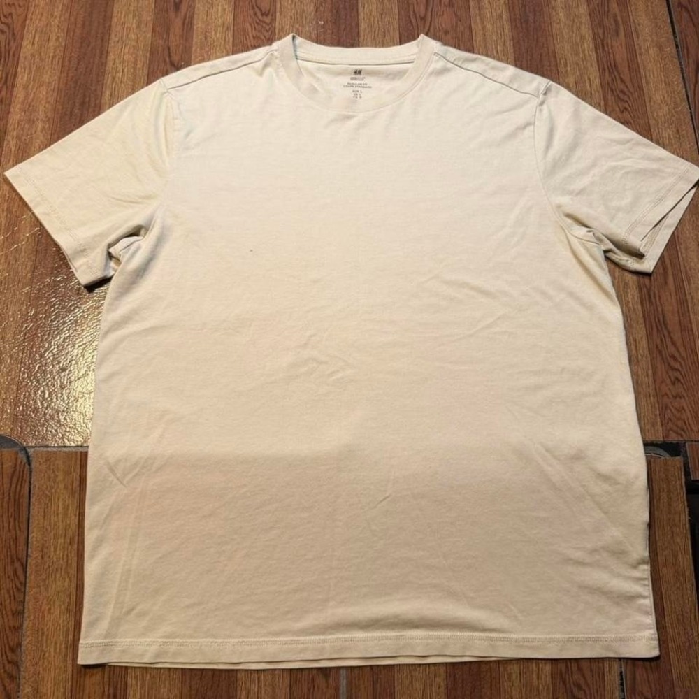 H&M Beige Cream Essential Max Regular Fit Crew Shirt‎ Large